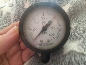 Starý měříč tlaku, auto... moto?