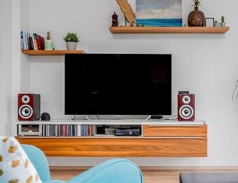 Závěsný TV stolek na stěnu