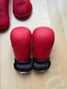 Chrániče rukou na karate červené velikost L za polovic