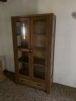 2 prosklenné skříně (JYSK)