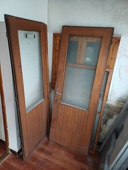 Dřevěné vstupní dvoukřídlé dveře, nadsvětlik/okno