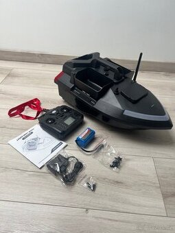 Zavážecí loďka s GPS – tříkomorová