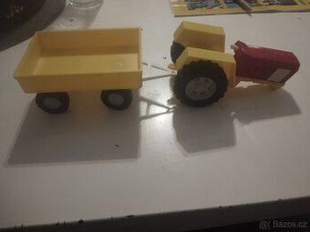Staré hračky traktor dubena