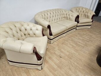 CHESTERFIELD ŠTÝL,MÁSLOVEJ FARBY 2+1+1,KOMB.S DREVOM