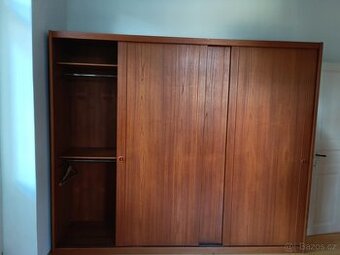 Zašupovaci šatni skříň  velka