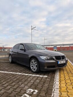BMW 330i (E90) – 190 kW, manuál, pravidelný servis, 2× ALU