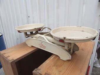 Nabízím starožitné váhy . Dekorace. Nejde o novou věc. Jen c