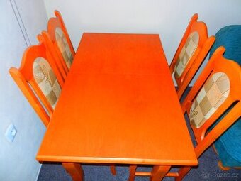 jídelní stůl a 4 židle