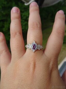 Třpytivý prsten s fialovým kamenem
