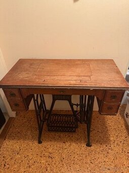 Starožitný šlapací šicí stroj BOBBIN ve stolku