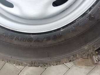 Prodám pneu +plechové disky ford transit.