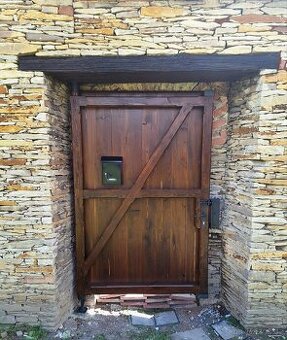 Branka z modřínu 1380x2200mm. ŠxV.