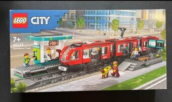 LEGO City 60423 Tramvaj a zastávka v centru města