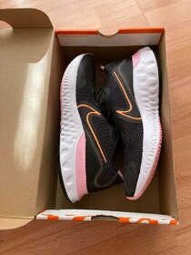 Běžecké boty dámské Nike Renew Run růžové