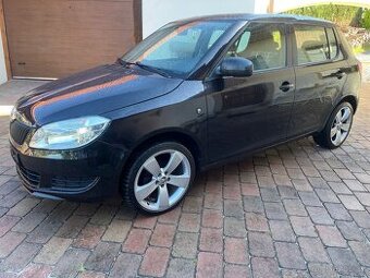 Škoda Fabia 1,2 56 tis km 1.majitel 2015 spotřeba 5 litru