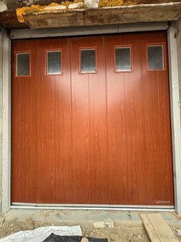 Posuvné garážové vrata Lomax