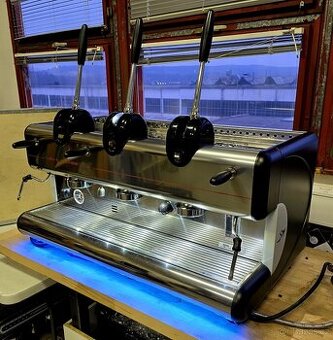 Prodám profesionální kávovar SM Leva 85 – 3pákový, 230 V
