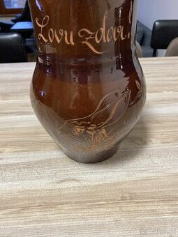 Keramický džbán „Lovu zdar“ – značený KK (Keramo Kožlany)