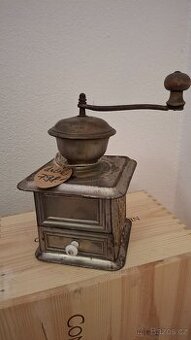 Starý kovový kafemlýnek