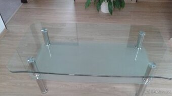 skleněný konferenční stolek