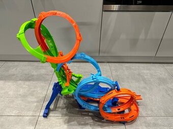 HOT WHEELS Netflix Let's Race Track Set SE ČTYŘMI SMYČKAMI