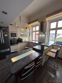 Kuchyňská linka do tvaru “U” s barem a jídelním stolem