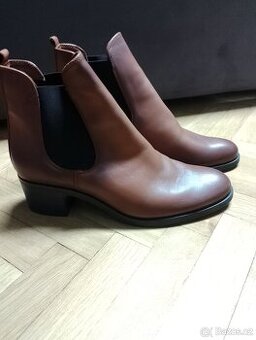 Kožené kotníčkové boty velikost 42 nové -