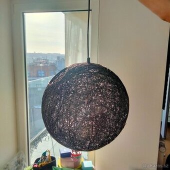 Zavesna lampa cerna sitovana