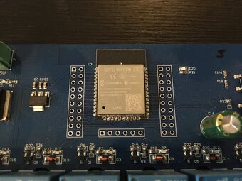 Reléová deska s ESP32 pro chytrou elektroinstalaci