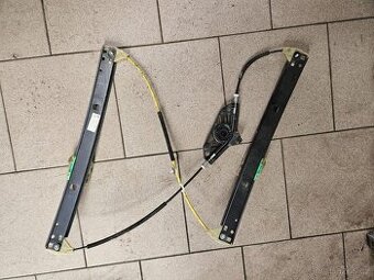 Stahovací mechanismus předních oken Škoda Octavia III