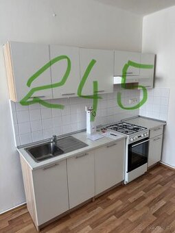 Hezká kuchyně se sporákem a troubou, celková délka 245 cm