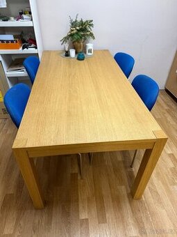 Dubový jídelní stůl