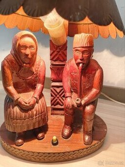 Dřevěná stolní lampa