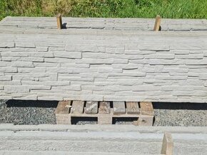 Betonový plot . KRATKA ČEKACI LHŮTA