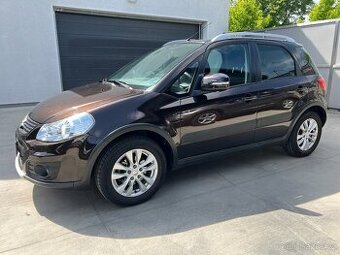 SUZUKI SX4 1.6i 88KW 1.MAJITEL 35000KM NAVIG.TAŽNÉ VYHŘ.SED.