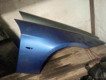 BMW E90 E91 blatníky pravé
