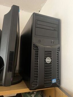 Serverový počítač s monitorem