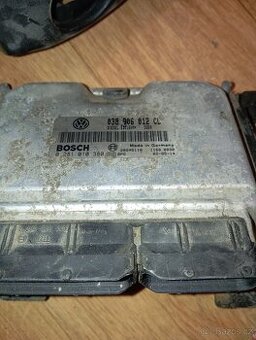 Řídící jednotka motoru Bosch 281010380 / 038906012 CL