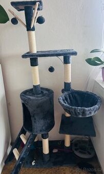 Velké škrabadlo pro kočky.