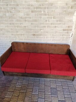 Červený retro gauč