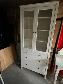 Vitrína IKEA Hemnes- bíl. mořidlo