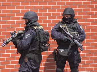 balistická neprůstřelná vesta policie taktická samopal urna