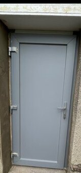 Prodám vedlejší vchodové dveře