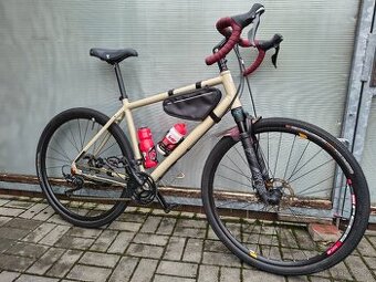 Pohodlný Gravel bike Flint s FOX vidlicí