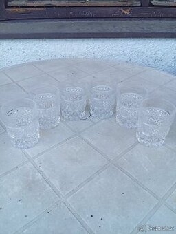 Prodám sadu skleněných broušených skleniček.