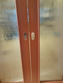 dvoukřídlé dřevěné prosklené posuvné dveře na stěnu