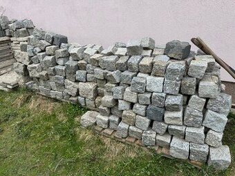 Žulové kostky.