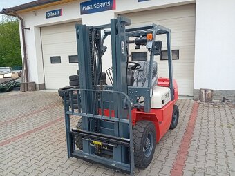 Vysokozdvižný vozík 2.5T, 3.0m zdvih, BENZIN / LPG