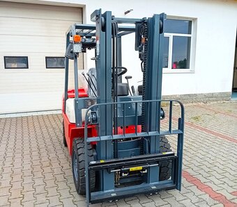 Vysokozdvižný vozík 2.5T, 3.0m zdvih, BENZIN / LPG