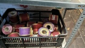 Prodám stuhy 100 a 75 mm široké více barev - 1